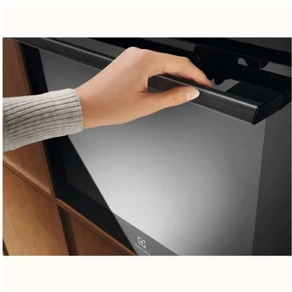 Electrolux LOE9P3XZ 700 MealAssist 71L pürolüütiline integreeritav ahi, must